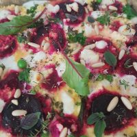 Pita z rdečo peso in grahom