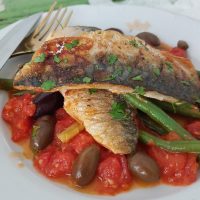 Skuša s paradižnikovo omako z inčuni, olivami in kaprami ter ozkim stročjim fižolom