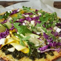 Cvetačna pica s pestom, zelenjavo in siri