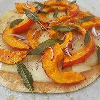 Čičerikin ploščati kruh s pečeno bučo, ocvrtim žajblom in ovčjim sirom