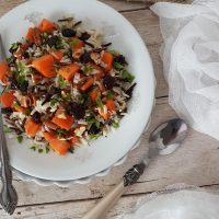 Divji riž s sladkim krompirjem, brusnicami in pekan orehi