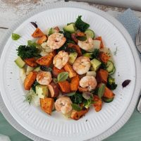 Gamberi s pečenim sladkim krompirjem, dušenim koromačem, bučkami in avokadom