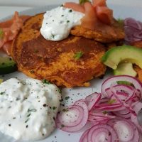 Palačinke iz sladkega krompirja z dimljenim lososom, na hitro vloženo čebulico in drobnjakovim sirčkom