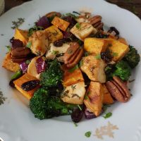 Piščančje kocke s pečenim sladkim krompirjem, brokolijem, brusnicami in pekan oreščki