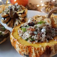 Pečena buča s kvinojinim nadevom z brusnicami, jabolki, hrustljavimi bučnicami in feto