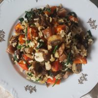 Divji riž s šampinjoni, bučo in špinačo, s kostanji in suhimi figami