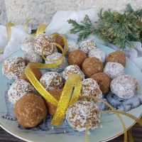 Dateljeve kroglice z zimskimi začimbami