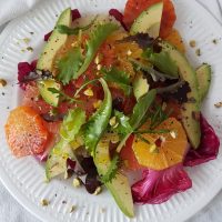 Solata citrusov z avokadom in pistacijo