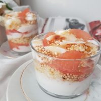 Jogurtovo medena zloženka s proseno kašo in rožnato grenivko