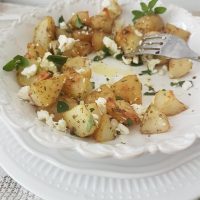 Pečen mladi krompir s feto in origanom