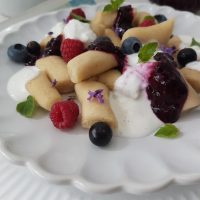 Sladki svaljki iz prosene kaše s hitro marmelado in vanilijevim jogurtom