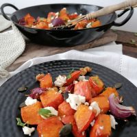 Karamelizirana buča s feto in orehi