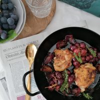 Hrustljavo zapečen piščanec  z medeno balzamično glazuro in temnim grozdjem