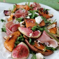 Solatni krožnik s sladkim krompirjem, figami, slanim pršutom in feto