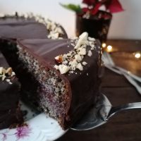 Makovo lešnikova torta z malinino marmelado in temno čokolado