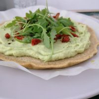 Pizza s cvetačno-avokadovo omako in suhimi paradižniki