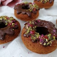 Brezglutenski krofi s temno čokolado in pistacijo