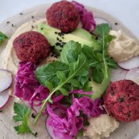 Zvitki s hummusom in falafli rdeče pese
