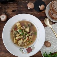 Krompirjeva enolončnica s šampinjoni in stročjim fižolom