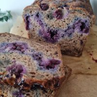 Bananin kolač z grozdjem